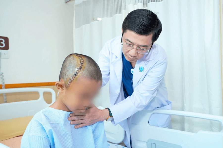 Bệnh nhi đang được các bác sĩ sau khi ca mỗ diễn ra thành công (Ảnh:
