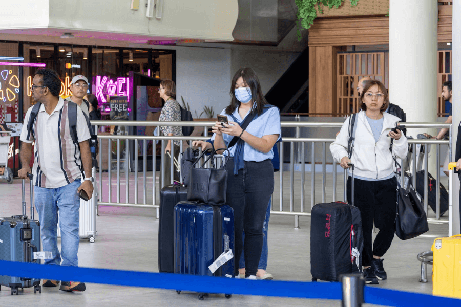 Nhiều quốc gia châu Á đang tăng cường kiểm tra y tế tại cửa khẩu nhằm hạn chế nguy cơ dịch Ebola xâm nhập từ Trung Phi. Hình ảnh được chụp tại sân bay quốc tế Ngurah Rai ở Bali, Indonesia (Ảnh: EPA).