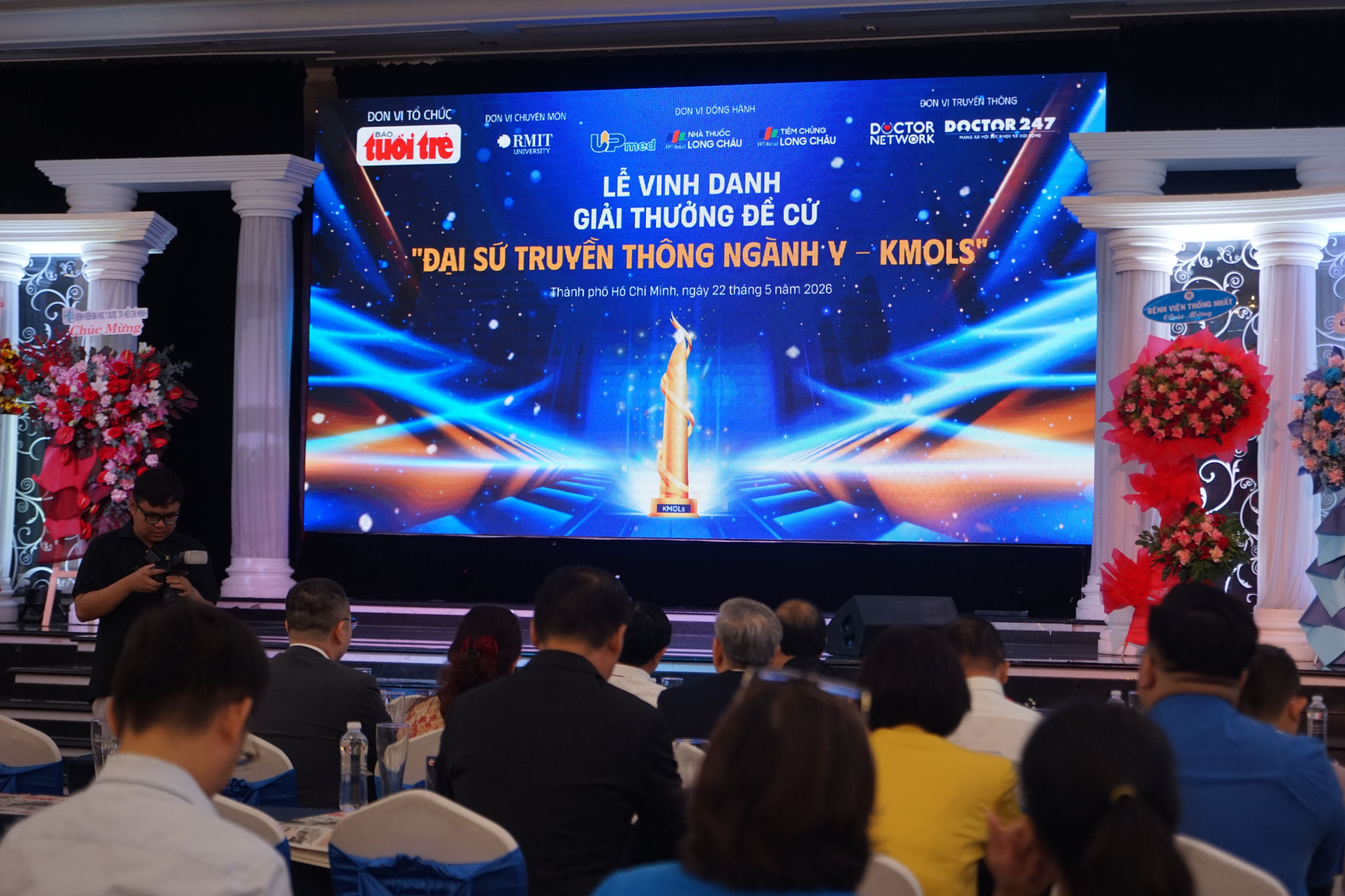 Lễ vinh danh Giải thưởng đề cử Đại sứ truyền thông ngành Y - KMOLs với sự tham dự của đại diện cơ quan quản lý, chuyên gia y tế, đội ngũ y bác sĩ, cơ sở đào tạo, đơn vị truyền thông cùng nhiều tổ chức ho