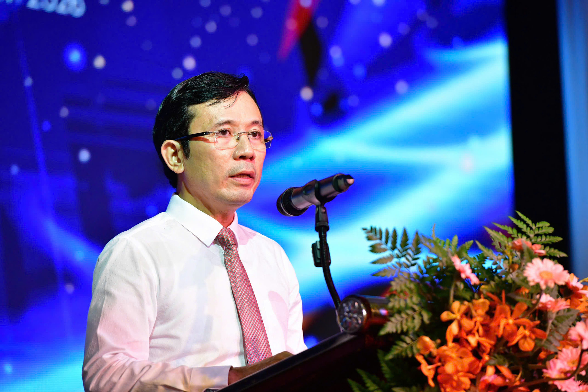 Nhà báo Trần Xuân Toàn – Phó tổng biên tập báo Tuổi Trẻ chia sẻ về ý nghĩa của chương trình. (Ảnh: Duyên Phan)