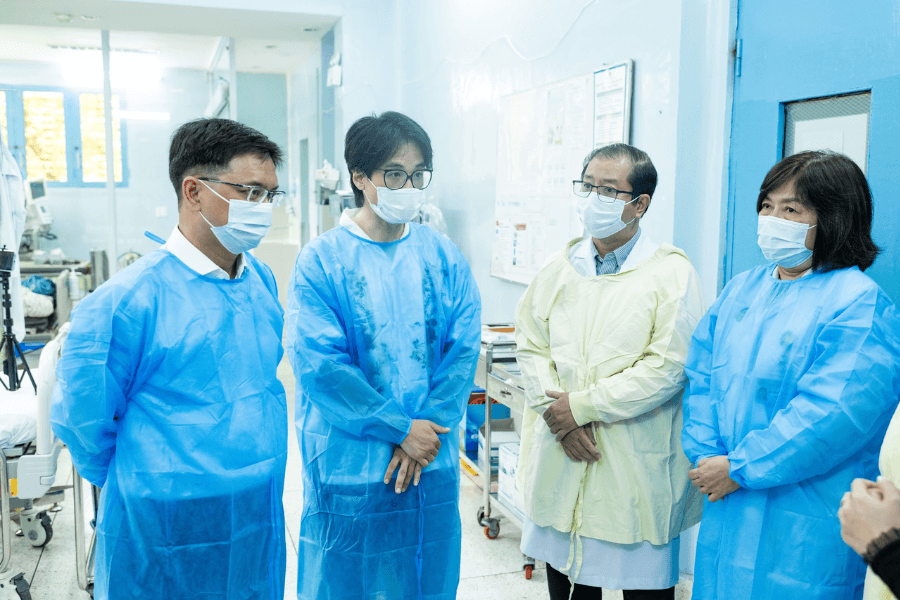 Ông Nguyễn Mạnh Cường, cùng ca sĩ Hà Anh Tuấn cùng đại diện bệnh viện trao đổi xoay quanh hoạt động hỗ trợ bệnh nhi cần can thiệp chuyên sâu như ghép gan, ghép thận. (Ảnh: VIET VISION)