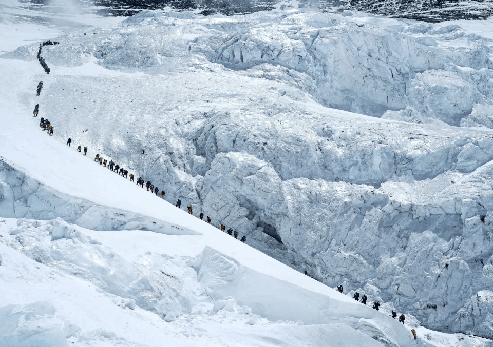 Kỷ lục 274 người cùng chinh phục đỉnh Everest trong một ngày