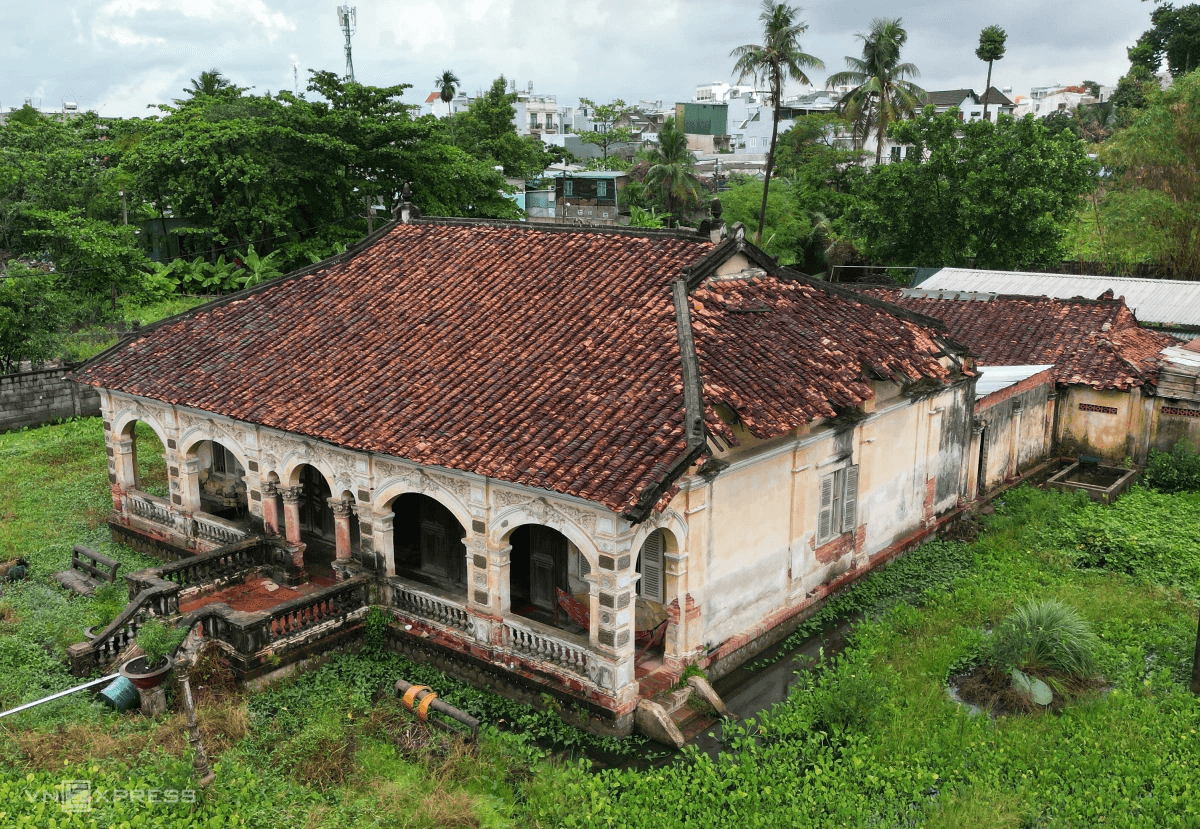 nha-ruong-hue-hon-100-tuoi-cua-quan-tri-huyen-xua-giua-tp-hcm.png