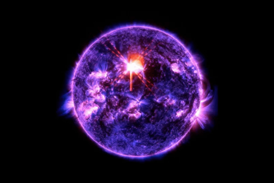 Hình ảnh do Đài quan sát Động lực học Mặt trời (Solar Dynamics Observatory) của NASA ghi lại cho thấy một vụ siêu bùng phát của Mặt trời, xuất hiện như một vùng sáng mạnh ở phía trên, gần trung tâm ảnh, vào ngày 4/2/2026. (Ảnh: NASA/SDO)