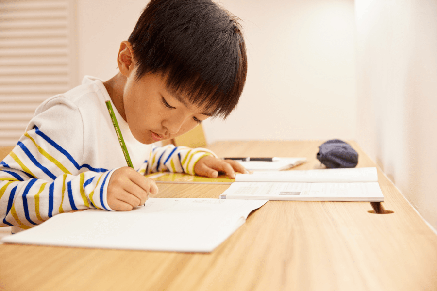Bác sĩ chỉ ra 2 thói quen làm tăng nguy cơ cận thị ở trẻ
