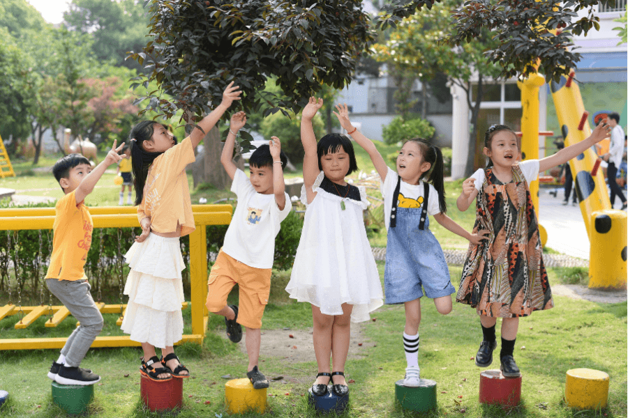 muốn giảm nguy cơ cận thị, phụ huynh cần _kéo_ trẻ ra khỏi bốn bức tường và các màn hình công nghệ nhiều hơn