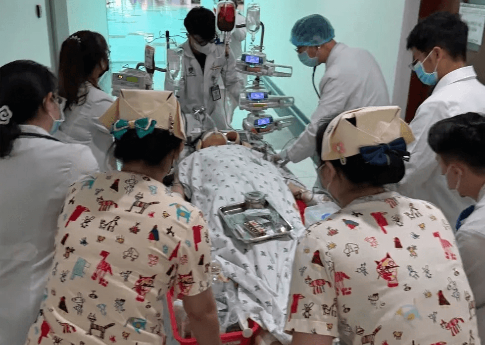 Trước tình huống ngàn cân treo sợi tóc, quy trình báo động đỏ liên viện được kích hoạt để cứu sống nữ sinh 17 tuổi bị container cán qua người. (Ảnh: Bệnh viện cung cấp)