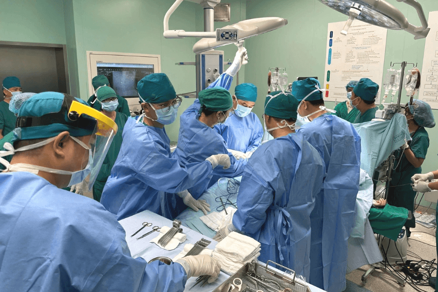 Truyền hơn 7 lít máu, cắt bỏ một quả thận để cứu mạng