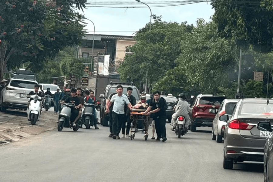 Nạn nhân được đưa đi cấp cứu