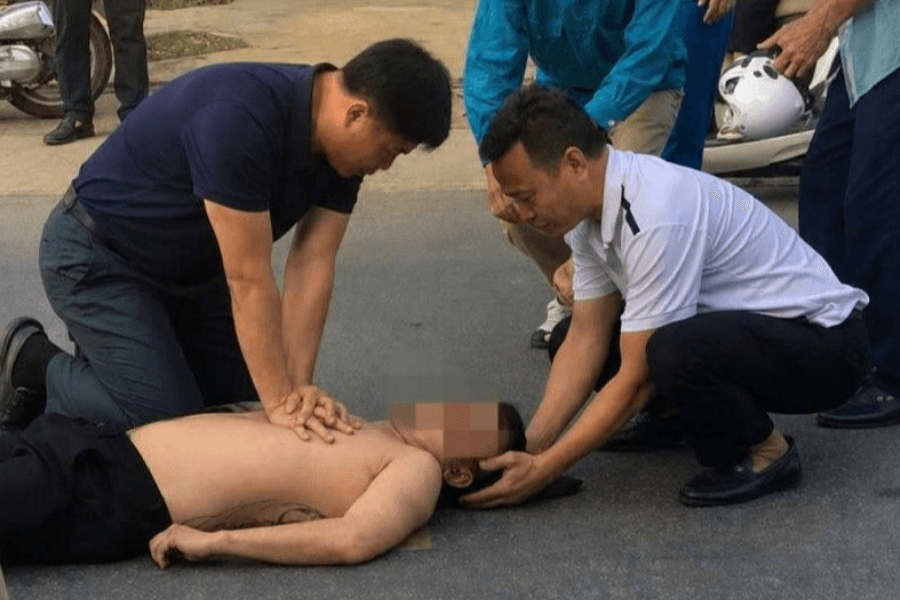 Phát hiện người đàn ông bất tỉnh sau tai nạn giao thông, nhóm bác sĩ Nghệ An đã kịp thời cấp cứu tại hiện trường.