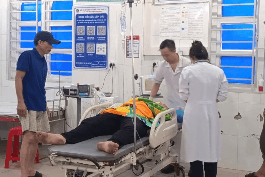 Tại bệnh viện, các y bác sĩ thuộc ca trực tiếp tục xử trí theo quy trình cấp cứu