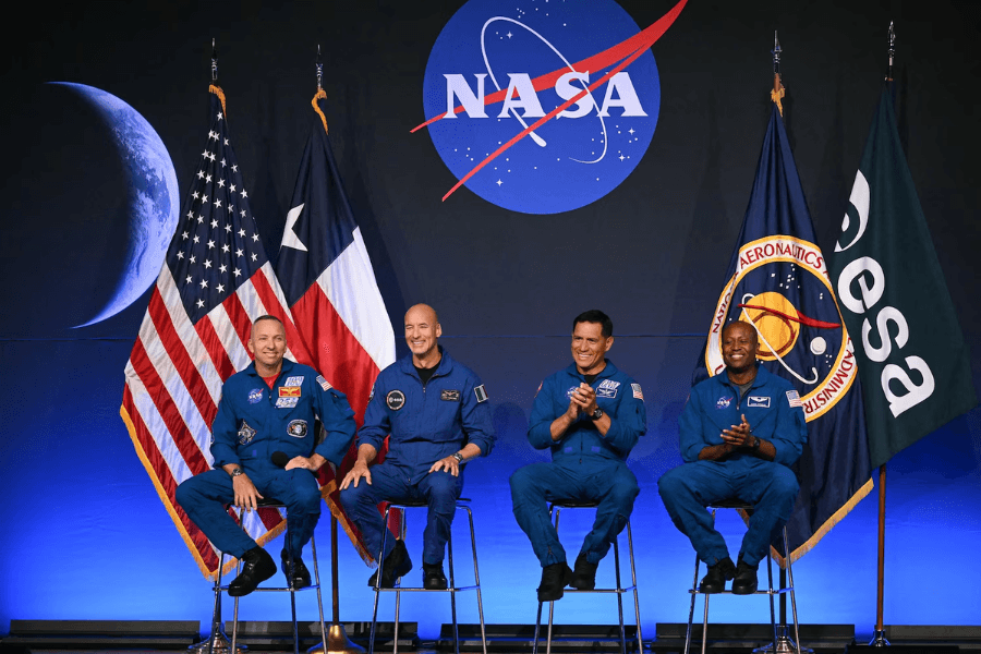 Các thành viên phi hành đoàn Artemis III gồm chỉ huy Randy Bresnik (NASA), phi công Luca Parmitano (ESA), cùng hai chuyên gia nhiệm vụ Frank Rubio và Andre Douglas (NASA)