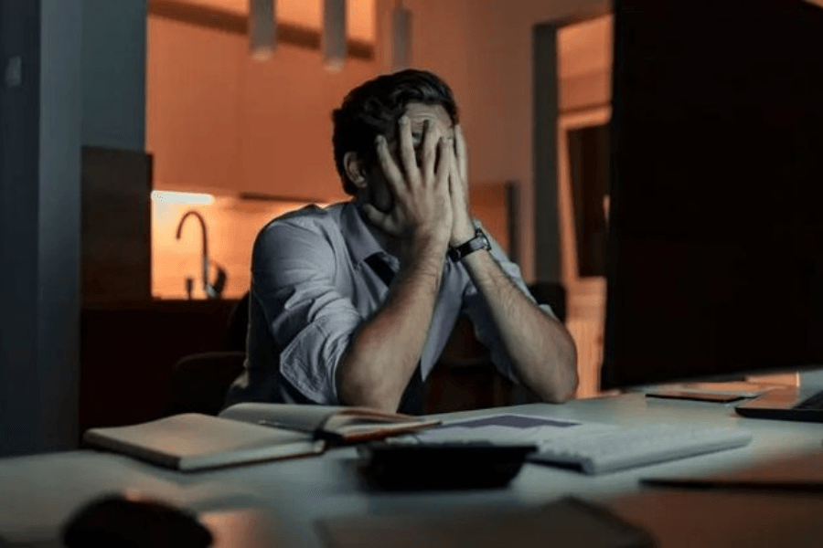 Áp lực công việc, tài chính và trách nhiệm gia đình có thể đẩy sức khỏe tinh thần nam giới đến giới hạn, nhất là khi họ phải gồng mình quá lâu mà không có sự sẻ chia. (Ảnh minh họa)