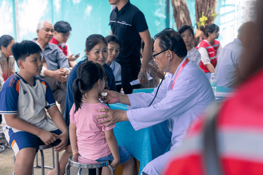 cac-bac-si-kham-suc-khoe-cho-cac-em-nho-2-(1).png