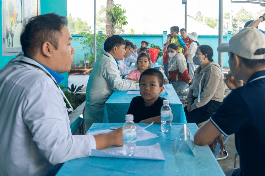 cac-bac-si-tu-van-suc-khoe-cho-phu-huynh-cac-em-2-.png
