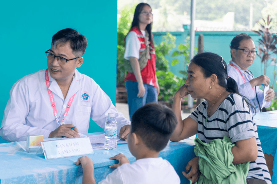 cac-bac-si-tu-van-suc-khoe-cho-phu-huynh-cac-em.png