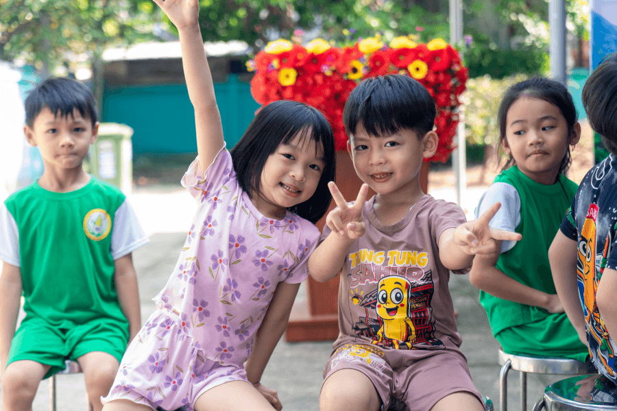 Các bé nhỏ được tham gia khám sức khỏe và nhận quà (2)
