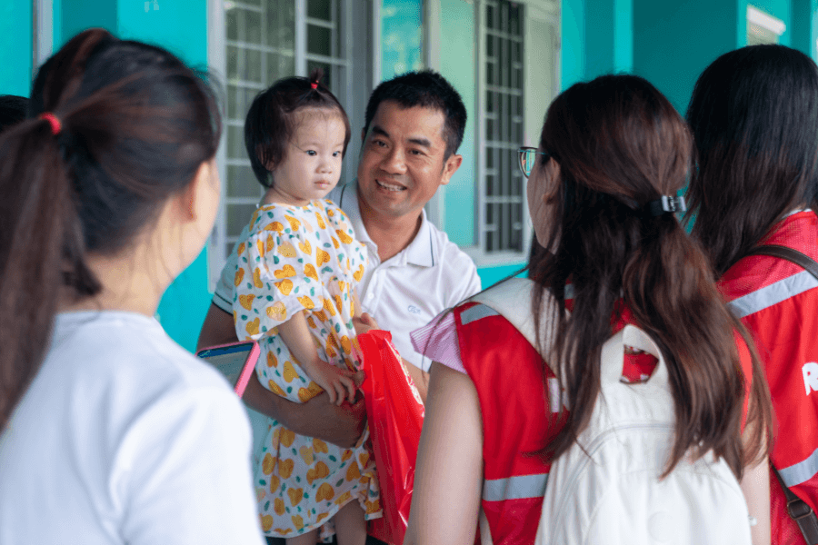 cac-be-nho-duoc-tham-gia-kham-suc-khoe-va-nhan-qua.png