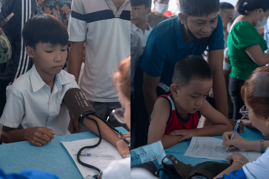 cac-em-nho-dang-duoc-kham-benh.png