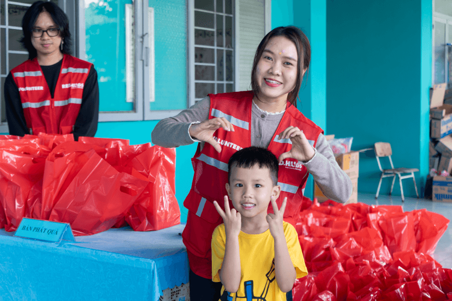 cac-thanh-vien-red-hugs-ho-tro-cong-tac-chuan-bi-qua-tang-2-.png