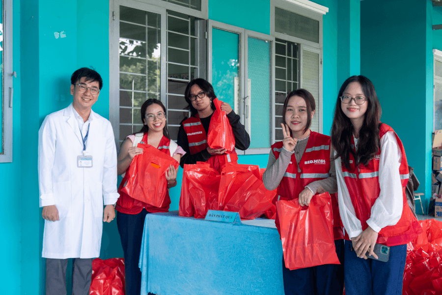 cac-thanh-vien-red-hugs-ho-tro-cong-tac-chuan-bi-qua-tang.png