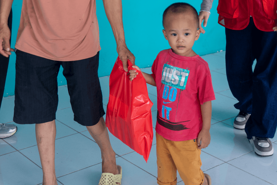 cac-thanh-vien-red-hugs-tang-qua-cho-cac-be.png