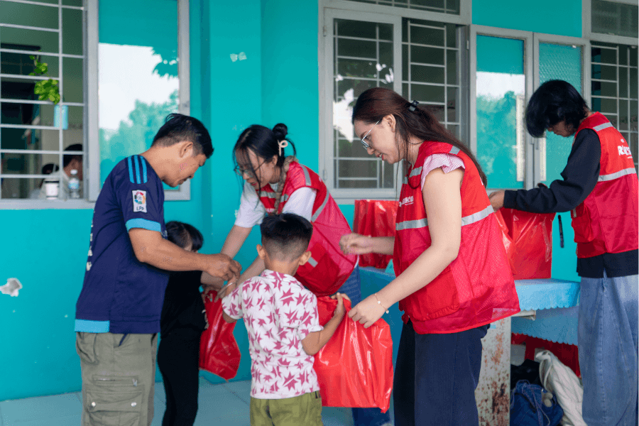 cac-thanh-vien-red-hugs-tang-qua-cho-cac-em-nho.png