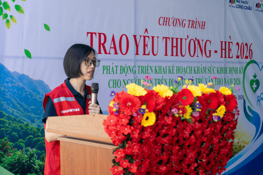 chi-nguyen-duc-uyen-thu-dai-dien-red-hugs-phat-bieu-tai-chuong-trinh.png