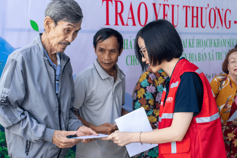 dai-dien-red-hugs-trao-tang-vat-tu-y-te-250-phan-qua-cho-tre-em-kho-khan-2-.png