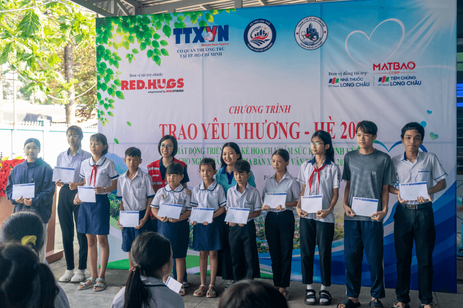 dai-dien-red-hugs-trao-tang-hoc-bong-cho-tre-em-kho-khan-3-.png