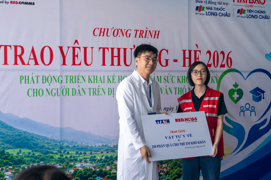 dai-dien-red-hugs-trao-tang-vat-tu-y-te-250-phan-qua-cho-tre-em-kho-khan.png