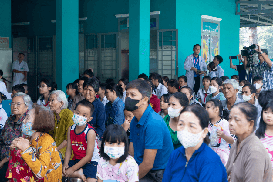 Đông đảo người dân và các em học sinh có mặt từ sớm tại xã