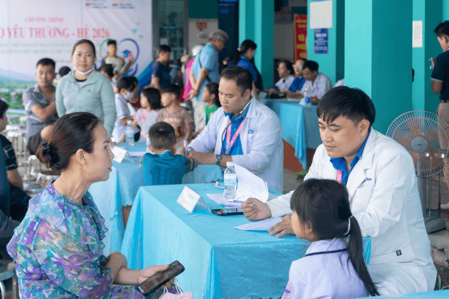 hoat-dong-kham-suc-khoe-dien-ra-trong-khuon-kho-chuong-trinh.png