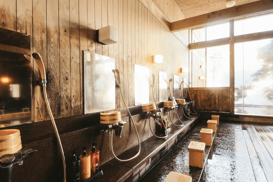 Các khu tắm onsen tại Nhật Bản có những quy tắc ngầm bạn cần nắm để tránh bối rối. (Ảnh: Tổng hợp)