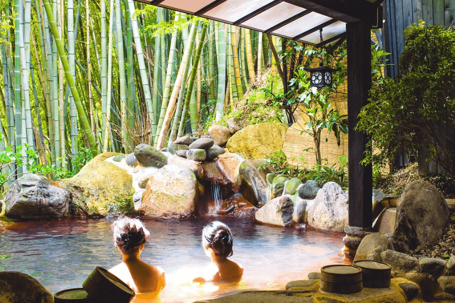 tắm khỏa thân tại onsen là truyền thống có từ nhiều thế kỷ của Nhật Bản
