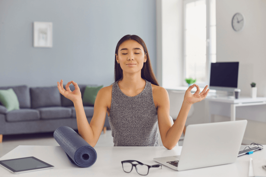 5 phút yoga tại bàn làm việc