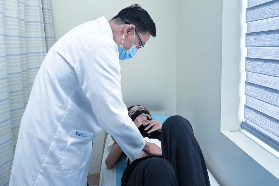bác sĩ kiểm tra cho bệnh nhân vào ngày tái khám