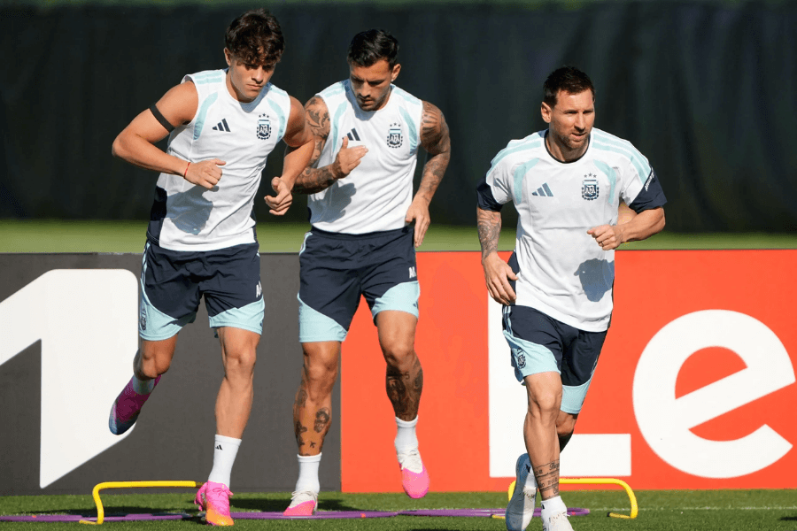 Messi tập luyện trước trận gặp Algeria