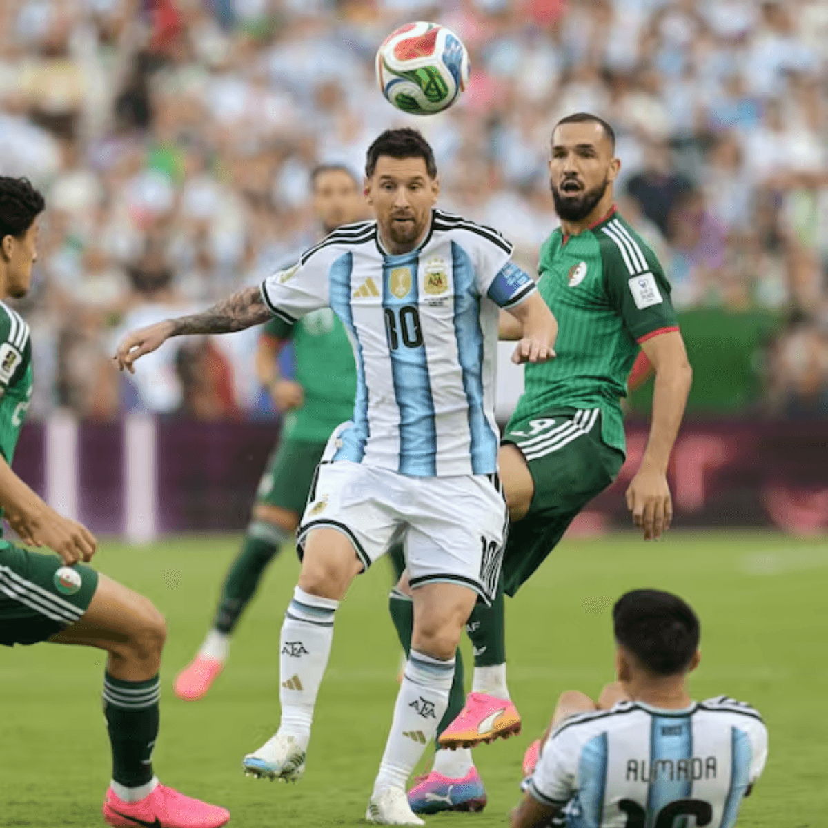 Messi vượt qua hàng thủ của đối thủ