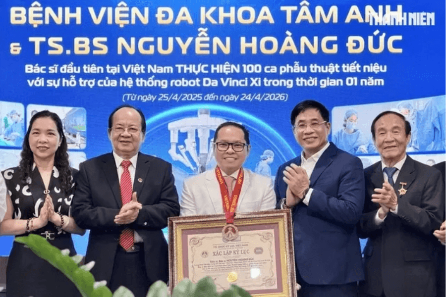 Tổ chức Kỷ lục Việt Nam trao kỷ lục cho TS.BS Nguyễn Hoàng Đức
