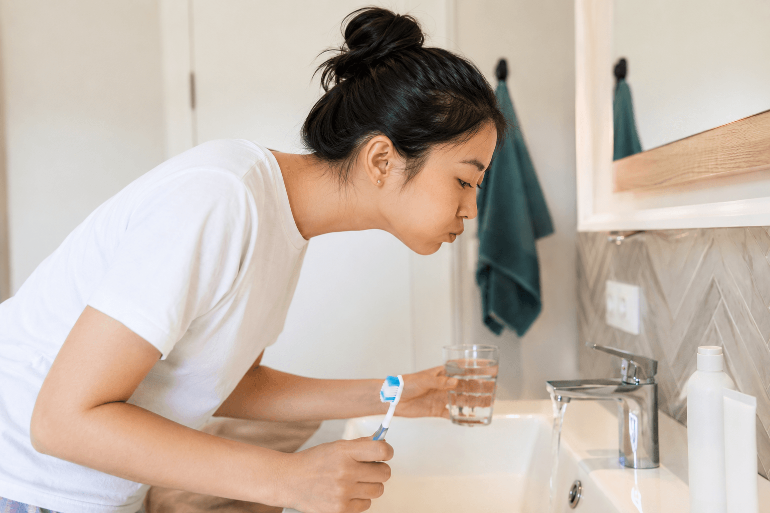 Không nên súc miệng quá kỹ sau khi đánh răng