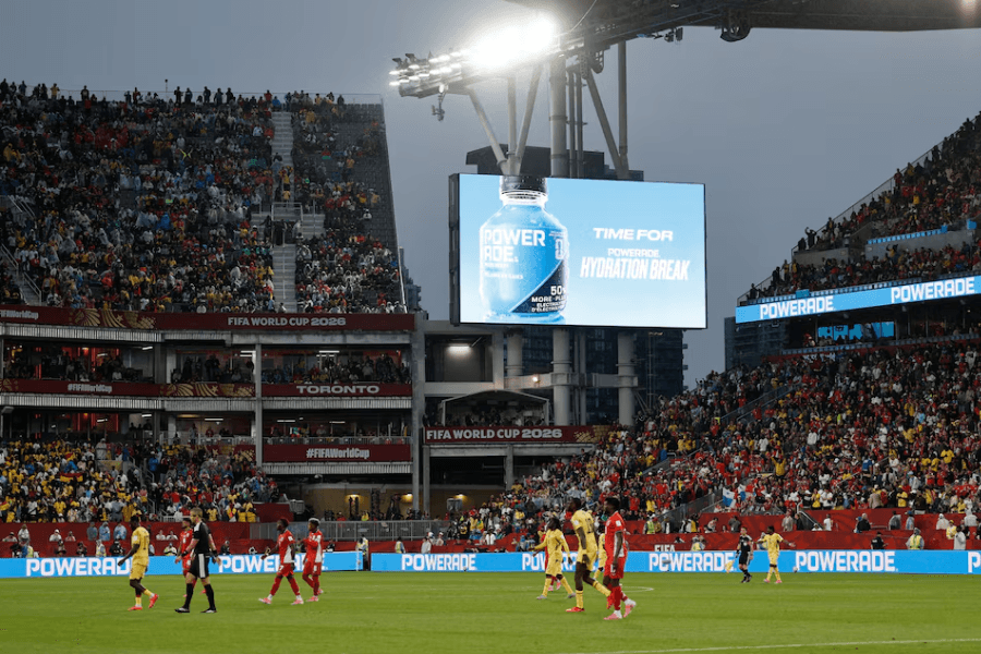 Nhiều cổ động viên la ó phản đối khi các trận World Cup tại Mỹ và Canada tạm dừng vì luật nghỉ uống nước