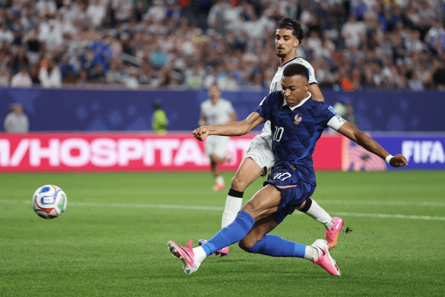 hệ thần kinh của Mbappe đã quen với những tư thế khó sau rất nhiều lần lặp lại trong tập luyện và thi đấu