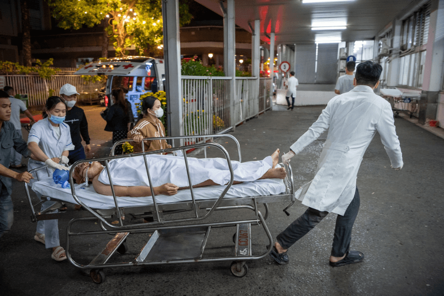 người chăm sóc bệnh nhân, thân nhân của người bệnh nặng, nhân viên y tế, nhân viên cấp cứu hoặc những người thường xuyên tiếp xúc với đau thương cũng có thể mắc PTSD