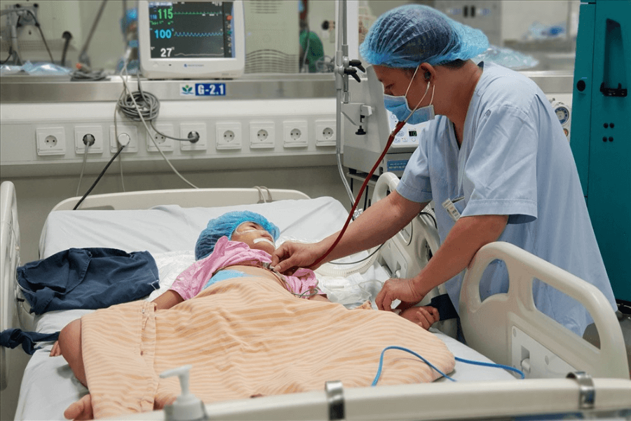 nhân viên y tế không chỉ chăm sóc chuyên môn, mà còn thường xuyên đứng rất gần nỗi sợ, đau buồn và kỳ vọng của gia đình người bệnh