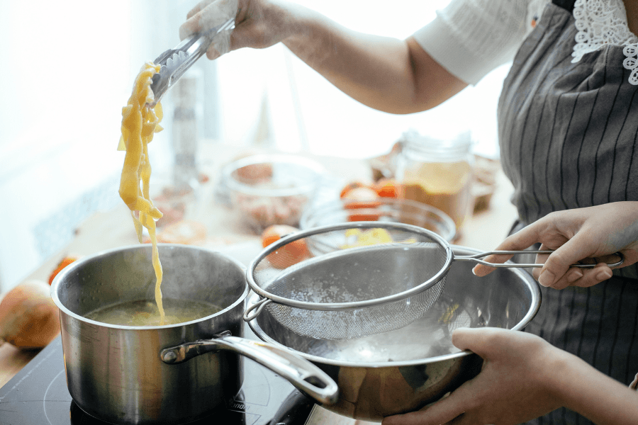 Nhóm cần chú ý hơn gồm người nấu ăn thường xuyên, người cao tuổi, người đã có vấn đề về nhận thức, trẻ nhỏ, phụ nữ mang thai hoặc những gia đình có không gian bếp liền kề khu