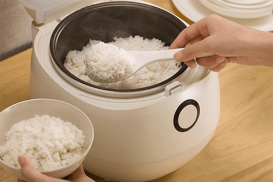 cơm trắng là phần gần như không thể thiếu trong mỗi bữa cơm Việt
