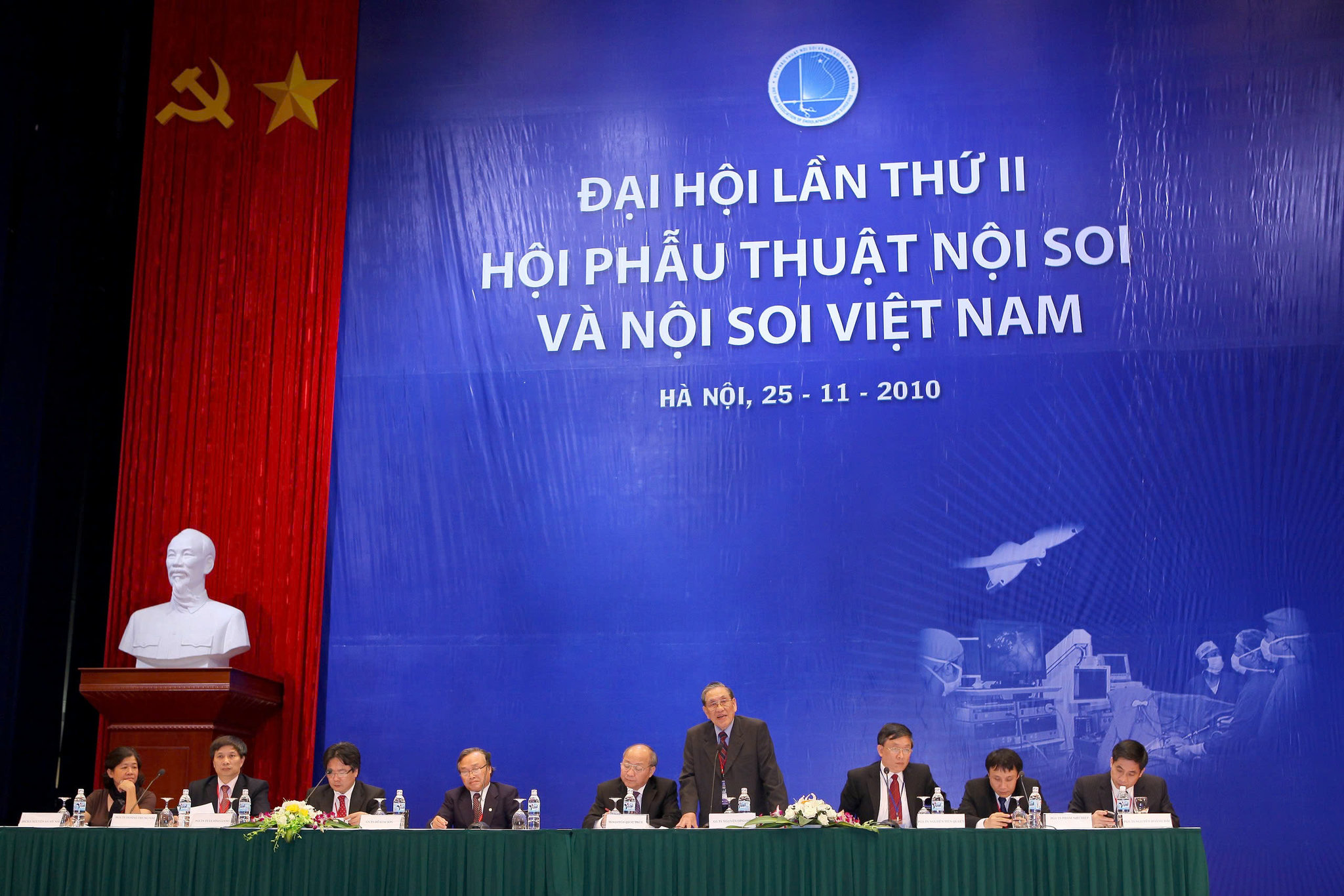 GS TS BS. Nguyễn Đình Hối phát biểu tại Đại hội lần thứ II Hội Phẫu thuật Nội soi và Nội soi Việt Nam
