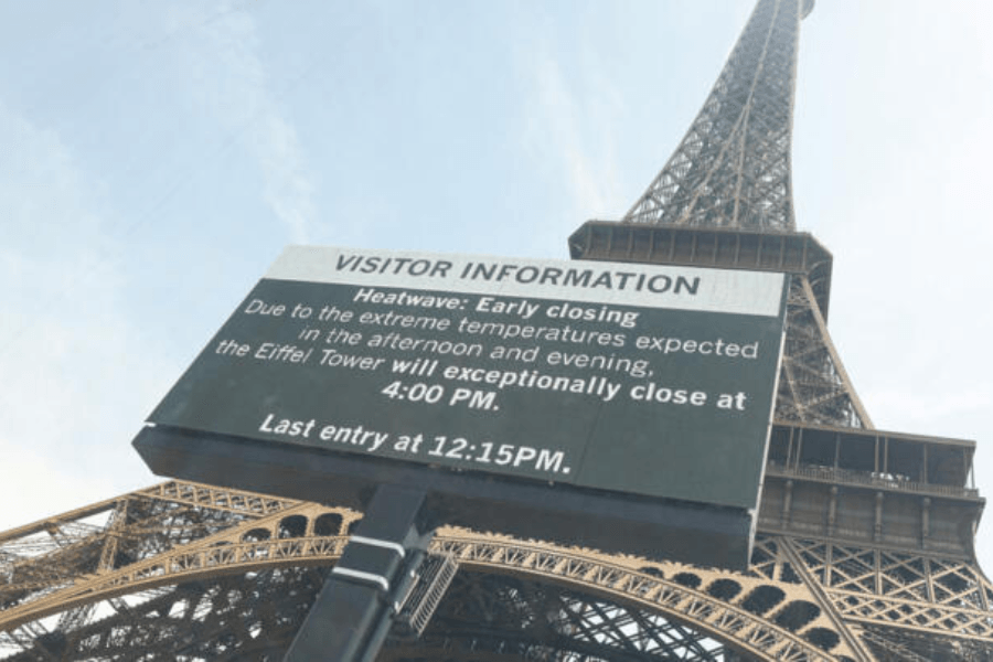 Các địa điểm đông khách du lịch như tháp Eiffel và bảo tàng Louvre cũng phải đóng cửa sớm