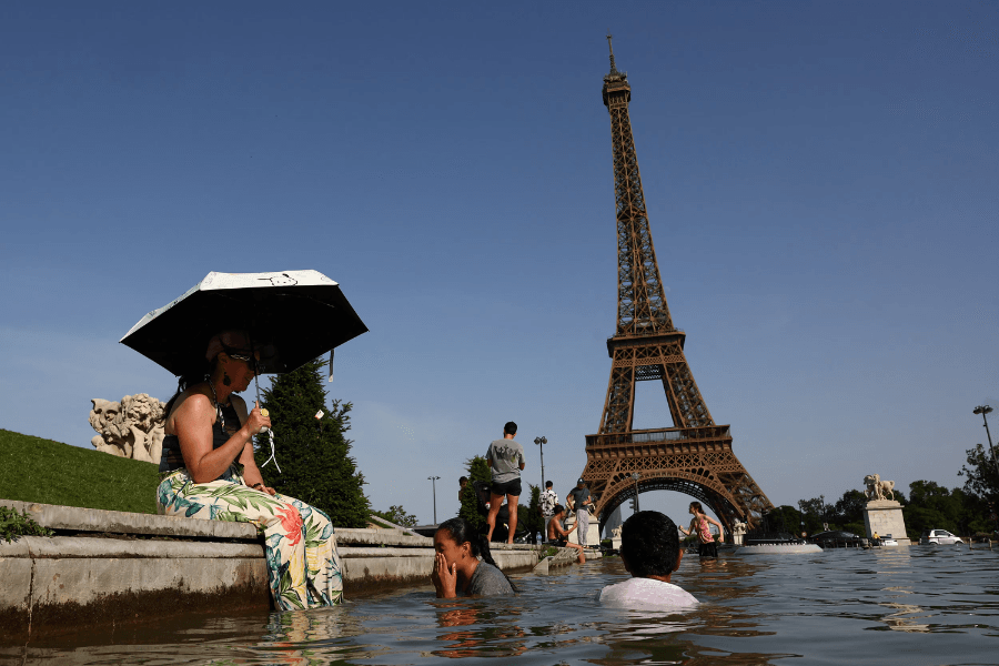 Người dân giải nhiệt trong đài phun nước Trocadéro phía trước tháp Eiffel